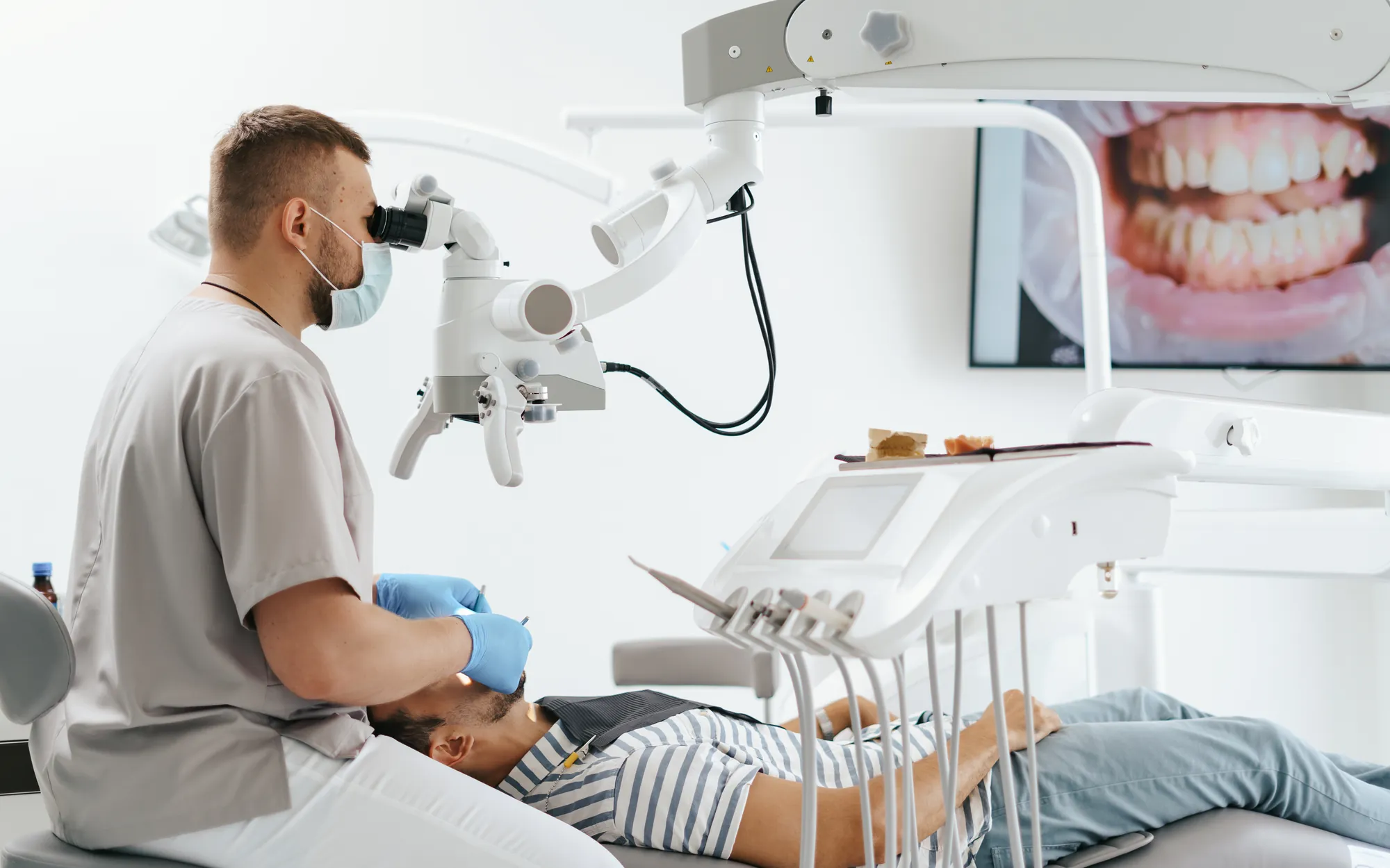 غرفة علاج في عيادة المرجان الماسية لطب الأسنان بجدة